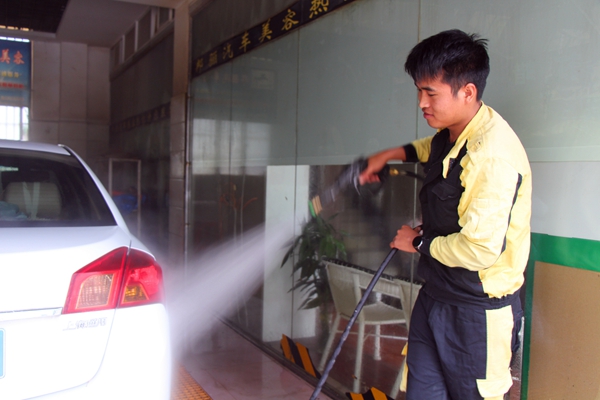 勤勞的汽車“美容師”_副本.jpg 勤勞的汽車“美容師”_副本.jpg