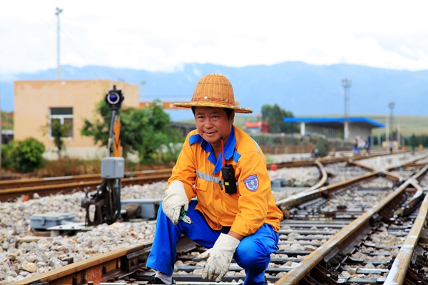 圖1:甘做建設(shè)的“螺絲釘”_副本.jpg 圖1:甘做建設(shè)的“螺絲釘”_副本.jpg