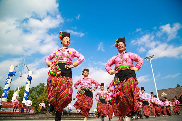 圖10:國慶歡歌舞翩遷 “窩羅”蹬出幸福聲_副本.jpg 圖10:國慶歡歌舞翩遷 “窩羅”蹬出幸福聲_副本.jpg