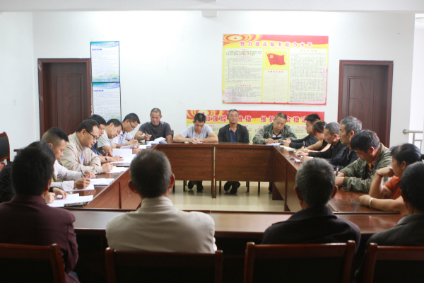 1、巡察組召開村“三委”座談會,商議解決不通電問題。(王銘堅 攝).jpg 1、巡察組召開村“三委”座談會,商議解決不通電問題。(王銘堅 攝).jpg