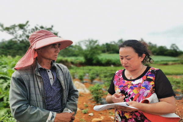 7、巡察人員走進田間地頭,了解村干部是否存在工作作風問題。(徐仁貴 攝).jpg 7、巡察人員走進田間地頭,了解村干部是否存在工作作風問題。(徐仁貴 攝).jpg