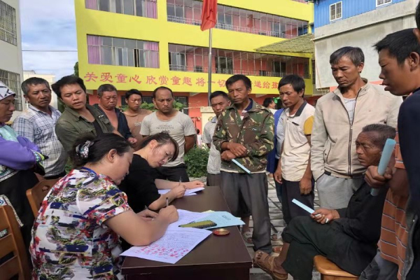 4、巡察組現場登記群眾反映的房產證問題。(徐仁貴 攝).jpg 4、巡察組現場登記群眾反映的房產證問題。(徐仁貴 攝).jpg